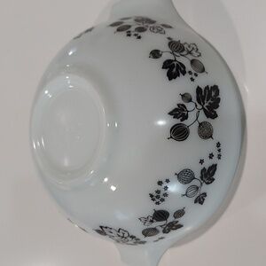 Pyrex Gooseberry Bowls 2QT and 4QT